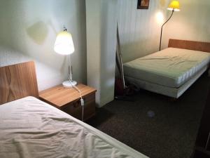 um quarto de hotel com duas camas e um candeeiro em Appartement Vieux-Boucau-les-Bains, 2 pièces, 6 personnes - FR-1-379-16 em Vieux-Boucau-les-Bains