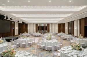 un gran salón de banquetes con mesas y sillas blancas en Crowne Plaza Istanbul - Ortakoy Bosphorus, an IHG Hotel, en Estambul