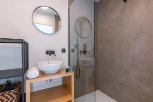 uma casa de banho com um lavatório e um chuveiro com um espelho. em Lord - Charming double room at ranch "De Blauwe Zaal" em Bruges