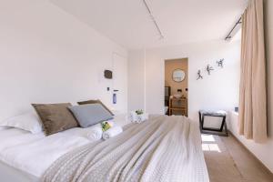 ブルージュにあるLord - Charming double room at ranch "De Blauwe Zaal"の白いベッドルーム(大型ベッド1台付)