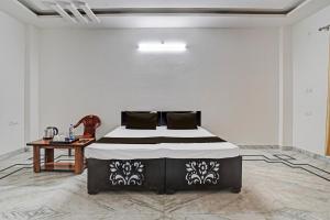 Un pat sau paturi într-o cameră la OYO Flagship Rudra Palace