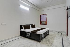 Un pat sau paturi într-o cameră la OYO Flagship Rudra Palace