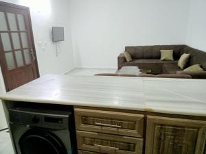 uma bancada branca numa sala de estar com um sofá em عجلون- راس منيف em Ajlun