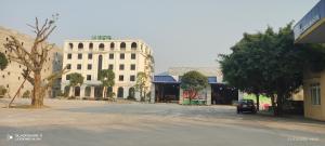 an empty street in a city with a white building at LS HOTEl in Kim Bảng