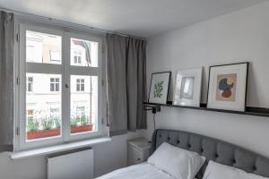 1 dormitorio con cama y ventana en Klimatyczne mieszkanie w centrum en Poznan