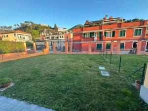 a yard with a fence and a building at Santa Caterina in Levanto
