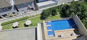 an overhead view of a swimming pool on top of a building at Option Full Service Residence in Rio de Janeiro