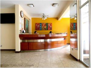 eine Hotellobby mit Rezeption in der Unterkunft Hotel Monte Azul in Tarapoto