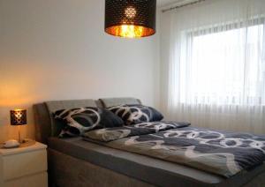 een bed in een kamer met een raam en een lamp bij Best in Town in Walldorf