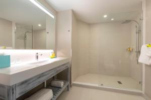 bagno con lavandino e doccia di Sea Breeze Beach House All Inclusive by Ocean Hotels a Christ Church