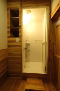 um chuveiro com uma porta de vidro num quarto em Kumage-gun - Glamping - Vacation STAY 73083v em Yakushima