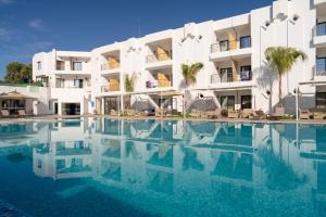 une piscine en face d'un bâtiment dans l'établissement Acquaviva village, à Gammarth