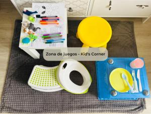 een speelgoedset met een doos en wat speelgoed bij Maracuyá con piscina, terraza, smart tv, cocina completa y WIFI in Corralejo