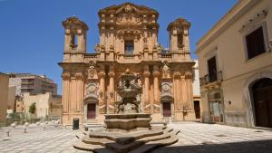 a building with a fountain in front of a building at Il Canto Di Iside in Marsala