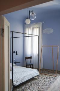 a bedroom with a canopy bed and a chair at Family apartment with Terrace in Venice