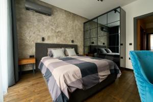 1 dormitorio con 1 cama grande y espejo en Luxury 2 Bedroom Apartment - Private Garden en Sofía