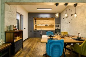 cocina y comedor con mesa y sillas en Luxury 2 Bedroom Apartment - Private Garden en Sofía