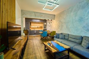 sala de estar con sofá y mesa en Luxury 2 Bedroom Apartment - Private Garden en Sofía