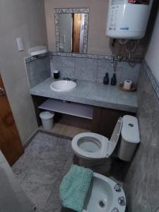 uma casa de banho com um WC e um lavatório em Retama em Tilcara