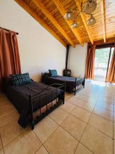 1 dormitorio con 2 camas en una habitación en Chalet Villalís en Potrerillos