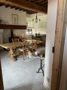 een keuken en eetkamer met een tafel en stoelen bij La maison Poulogne in Capvern