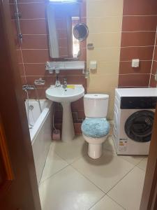 La petite salle de bains est pourvue de toilettes et d'un lavabo. dans l'établissement Narnii khoroolol, à Oulan-Bator