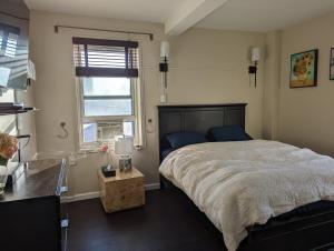 Postel nebo postele na pokoji v ubytování Fully renovated Manhattan gem + 25 fotografií