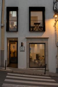 a building with windows and a table in the middle at El Estudio de La Artista - El casar de Leo in Alburquerque