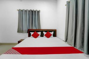 Säng eller sängar i ett rum på OYO Flagship Dev Laxmi Palace Hotel & Banquet