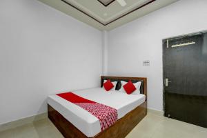 Säng eller sängar i ett rum på OYO Flagship Dev Laxmi Palace Hotel & Banquet