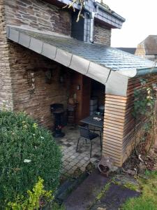 Lierneux的住宿－Le fournil，砖屋,带桌子的庭院