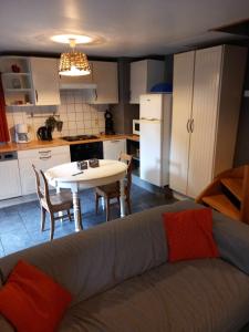 Lierneux的住宿－Le fournil，厨房配有沙发和桌椅
