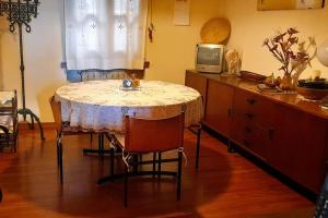 cocina con mesa y TV en la barra en Lake-view apartment, en Lavena Ponte Tresa