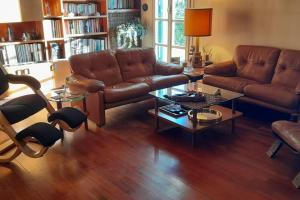sala de estar con sofá y mesa en Lake-view apartment, en Lavena Ponte Tresa