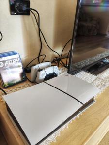 un ordenador portátil sentado en un escritorio con cámara en Sky Moda Appartamento, en Livigno