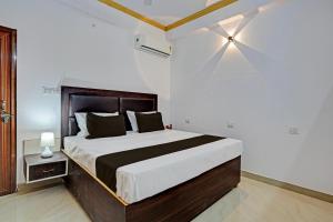 a bedroom with a large bed in a room at Hotel O RR Palace in Bheta