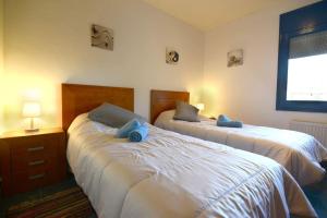 1 dormitorio con 2 camas y ventana en Can Baldoyra de Figueres, en Figueres