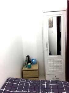 um quarto com uma cama e uma porta branca em Cornich AD - Pearl Room em Abu Dhabi