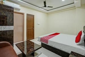 A bed or beds in a room at OYO Flagship Hotel Luxury Inn