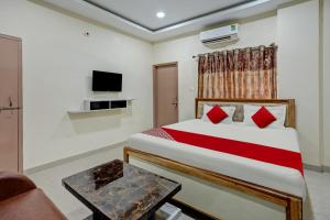 a bedroom with a bed and a tv at OYO Flagship Hotel Luxury Inn in Rānchī