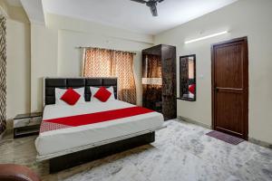 a bedroom with a large bed with red pillows at OYO Flagship Hotel Luxury Inn in Rānchī