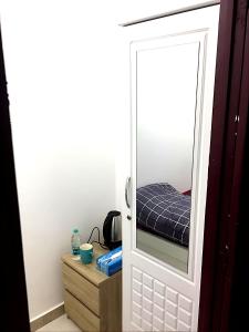 uma porta que leva a um quarto com uma cama em Cornich AD - Pearl Room em Abu Dhabi