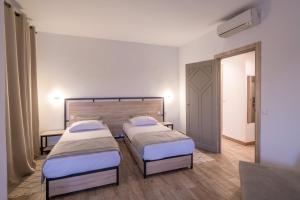 1 dormitorio con 2 camas en una habitación en Acquaviva village en Gammarth