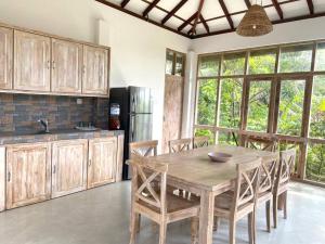 kuchnia z drewnianym stołem i krzesłami w obiekcie Wild Ele 243 Wilpattu w mieście Achchamulai