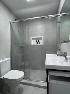 y baño con ducha, aseo y lavamanos. en (109)Flat Poeta Drummond Jardins (Apt Particular), en São Paulo