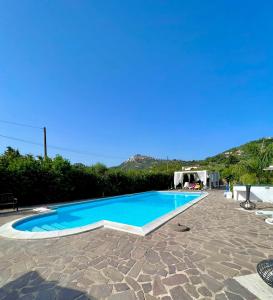 una gran piscina en un patio con una mesa en Villa Liberti, en Castellabate