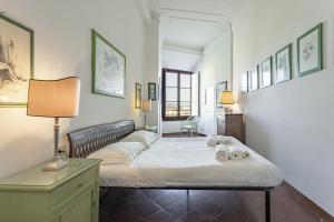 um quarto com uma cama com um candeeiro e toalhas em Canottieri em Florença