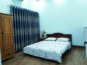 - une chambre avec un lit et un radiateur noir dans l'établissement Romantic house with garden in Bien Hoa, à Bùi Tiếng