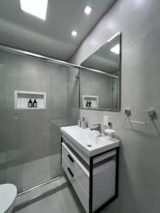 y baño con lavabo, ducha y espejo. en (109)Flat Poeta Drummond Jardins (Apt Particular), en São Paulo