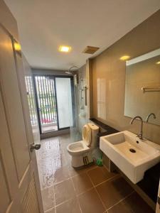 Ban Rong KhoeiにあるLiving avenue condoの洗面台とトイレ付きのバスルーム